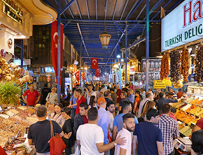 Voo doméstico da Capadócia para Istambul. Cruzeiro/jantar de despedida no Bósforo. Noite em Istambul.